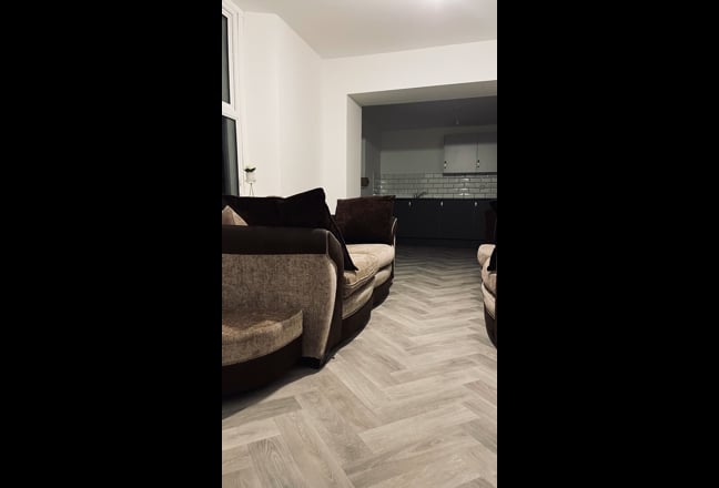 Newly renovated/En-suite & kitchenettes/cleaning Main Photo