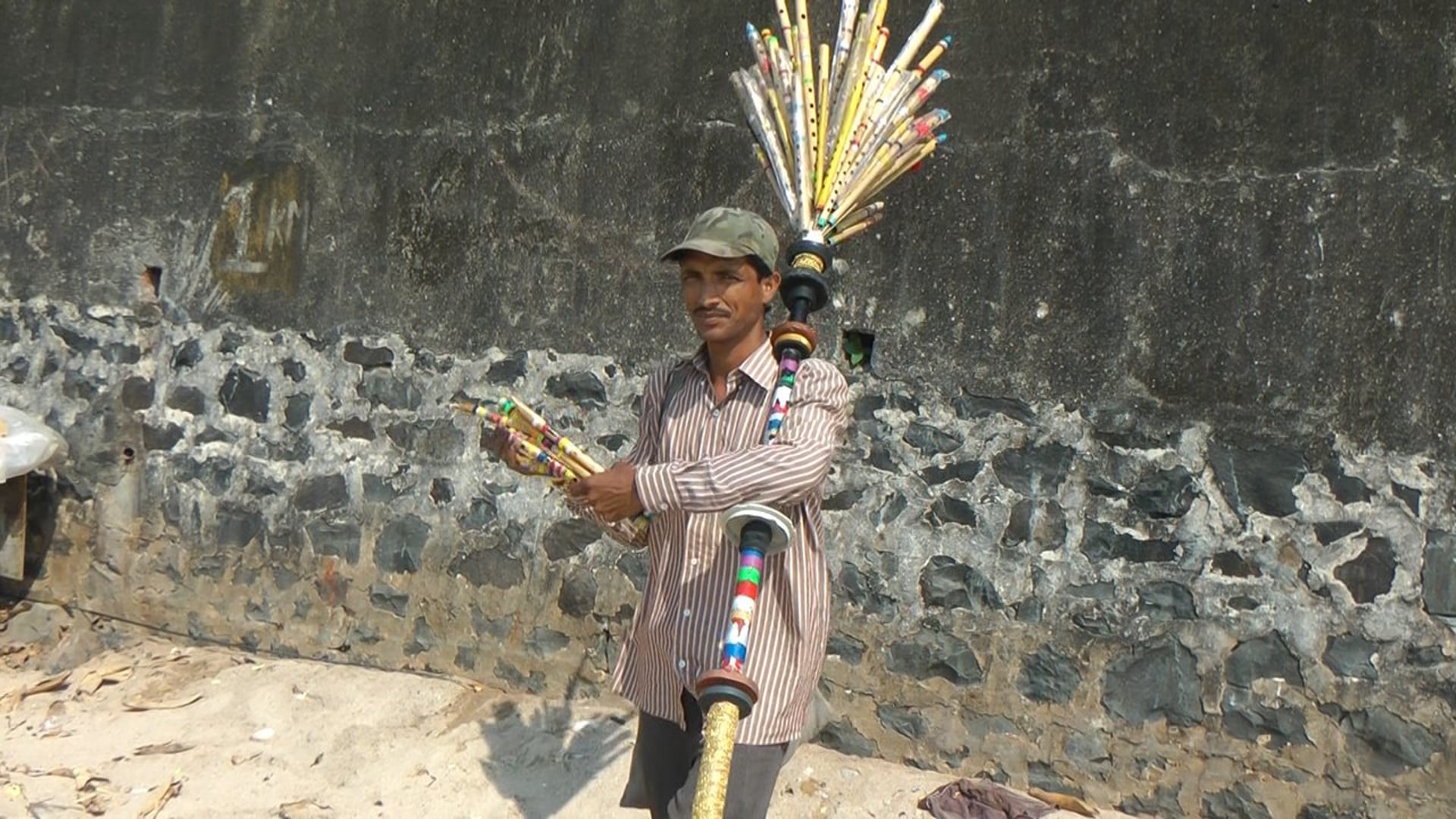 Aas Mohammad, a street flute seller in Mumbai(Bombay).