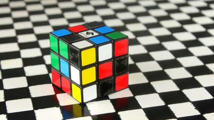 Self solving deals rubic cube