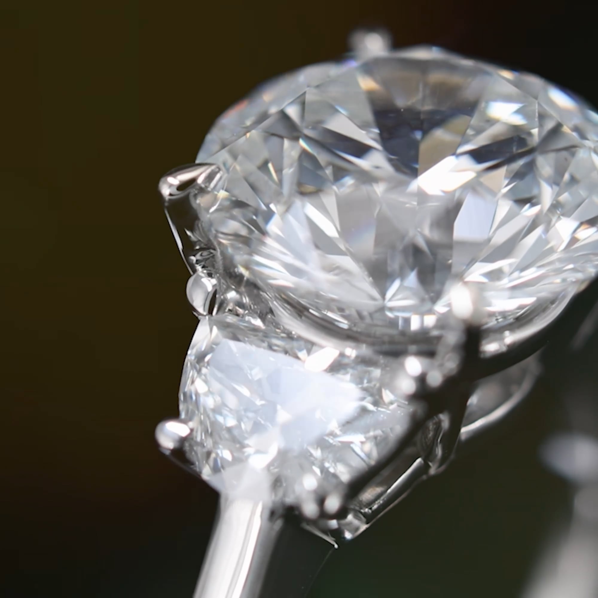 Brussels Ring 18K White Gold, EF, VS2+