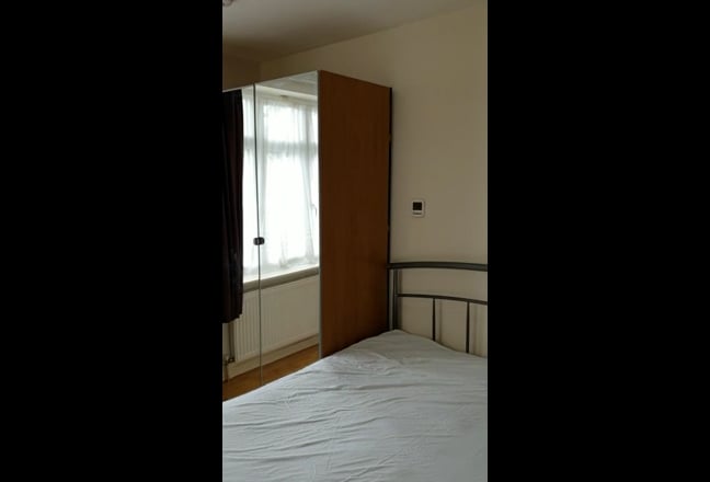 Newly Decorated Bedsit with Kitchenette & En-suite Main Photo
