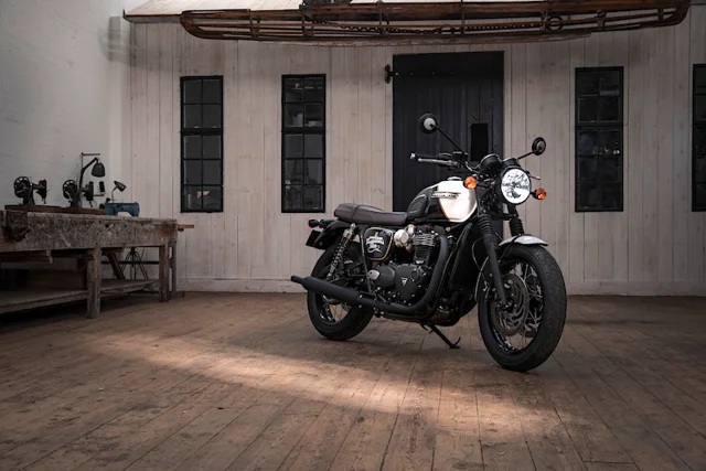 Euro 5 et une édition limitée Gold Line pour la Triumph Bonneville Street  Twin 2021