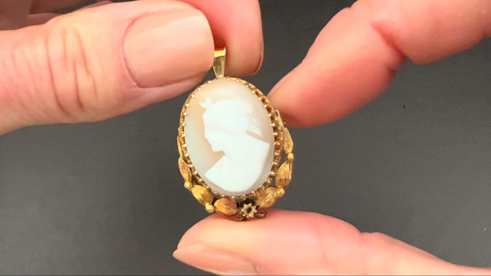 Broche Pendentif Ancienne En Forme De Camé (coquillage) Sur Support Plaqué Or - Occasion