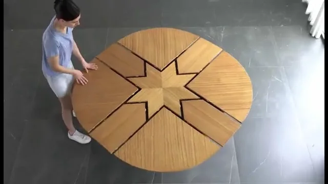 Round dining room store table that expands