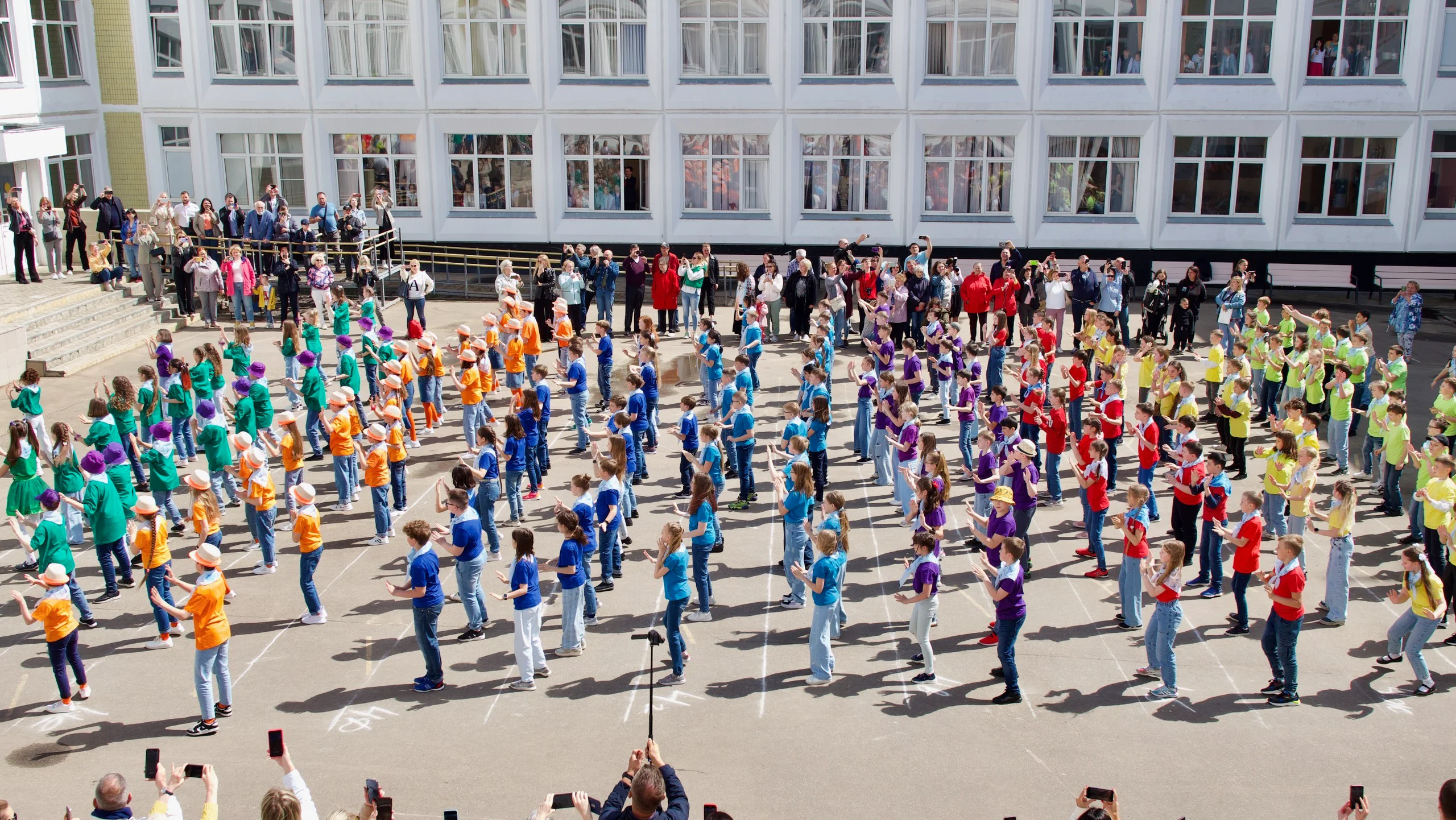 Флешмоб выпускников. Школьный флешмоб. Флэшмоб на выпускной.