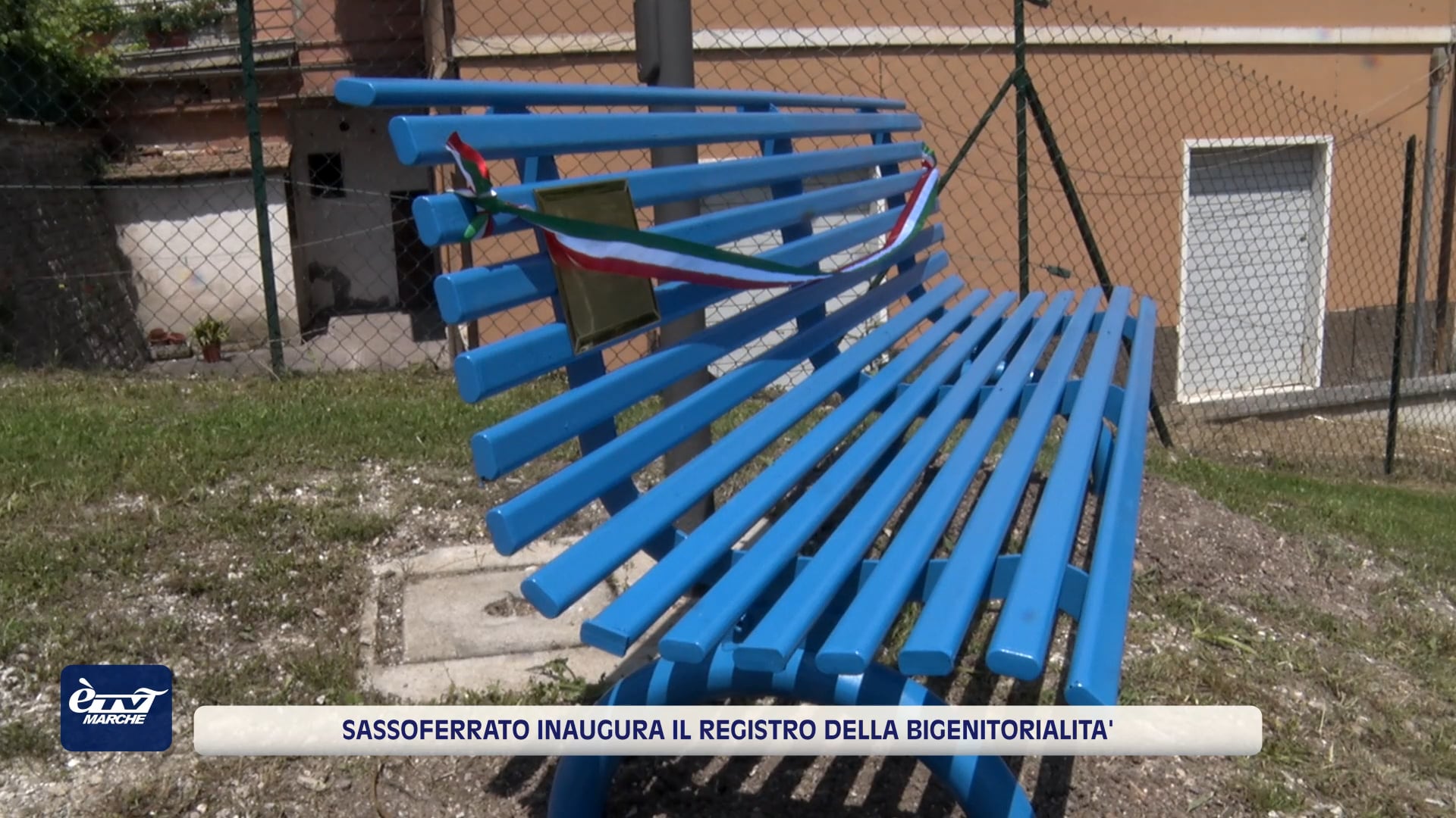 Sassoferrato inaugura il registro della Bigenitorialità e ricorda i bambini scomparsi con la panchina blu -VIDEO 
