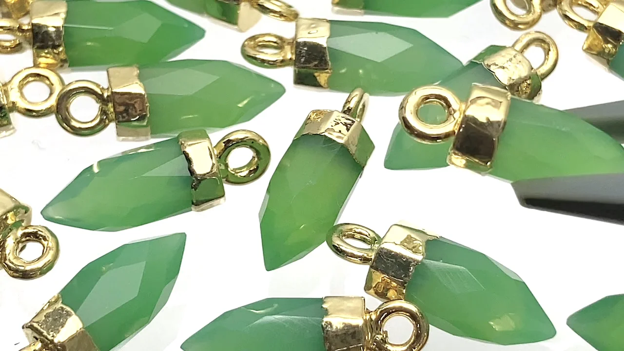 グリーンカラーカルセドニー カット入り ポイント型チャーム ゴールド