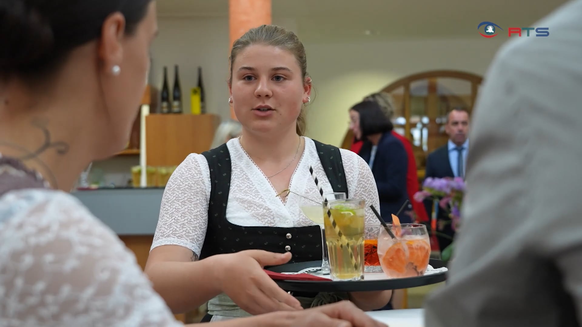 das-perfekte-dinner-schuelerinnen-der-tourismusschule-bramberg-kochen-und-servieren-ihr-eigenes-menue