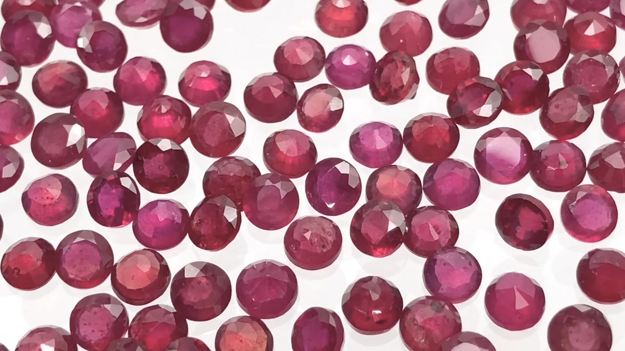 動画】ルビーAA++ ルース ラウンドファセットカット4×4mm 5粒 - 天然石