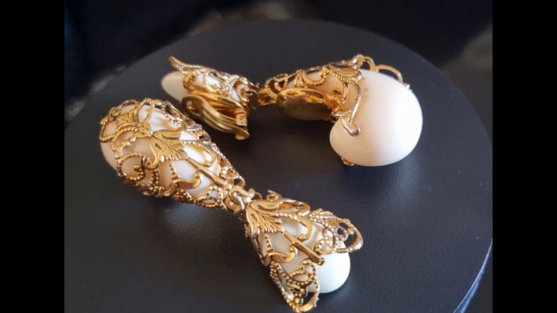 Chanel Boucles d'Oreilles Rondes Clip Cabochon Vintage Métal Doré et Perle (Vendu) - Joli Closet