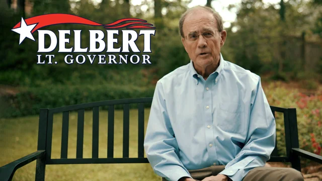 Former U.S. Sen. Trent Lott, right, congratulates Lt. Gov. Phil