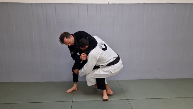 Défense de "headlock" quand l'adversaire essaie de faire chuter vers l'avant