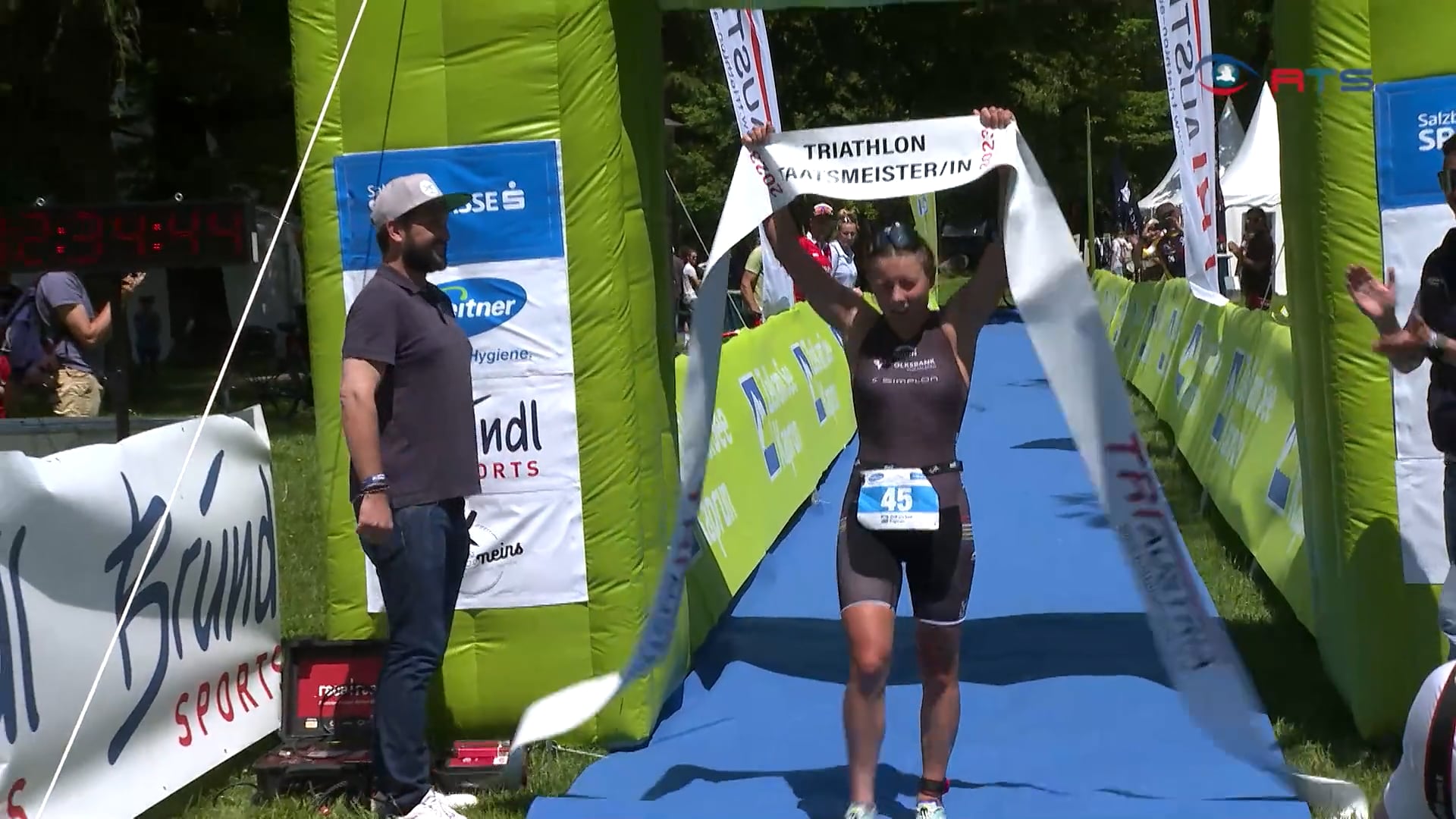 lokalmatador-lukas-hollaus-verteidigt-staatsmeistertitel-beim-trizell-triathlon