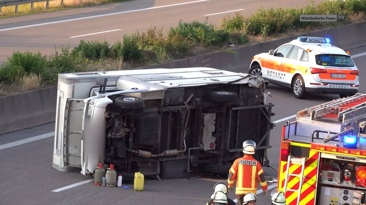 Wohnmobil nach Unfall auf A5 bei Achern umgekippt on Vimeo