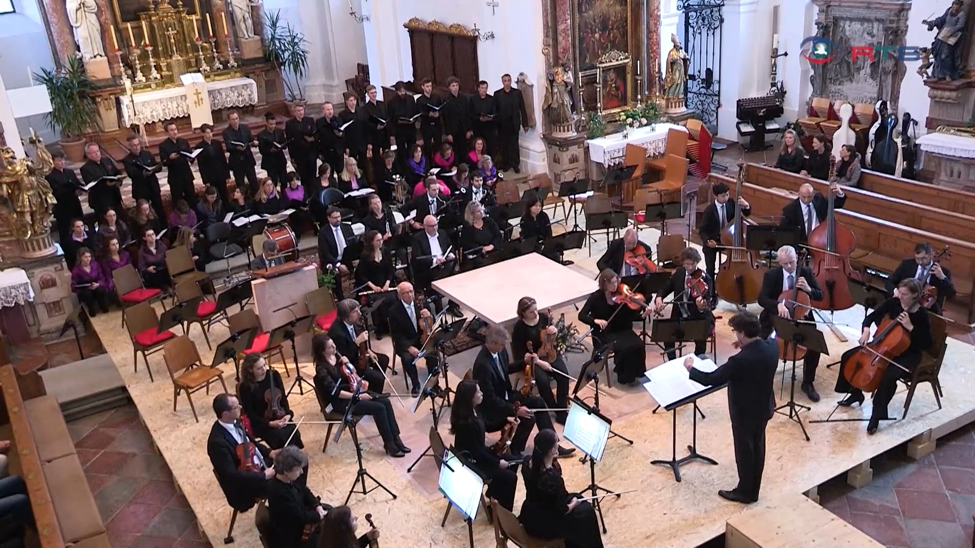 friedenskonzert-chor-und-orchester-begeistern-in-halleiner-stadtpfarrkirche