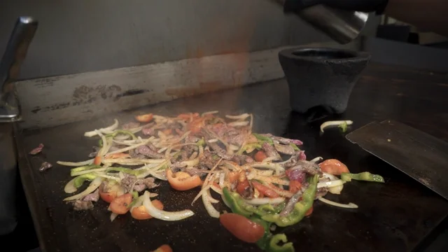 How to Use a Cast Iron Fajita Skillet on Vimeo