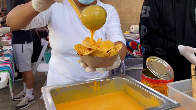 woman, vendor, nachos