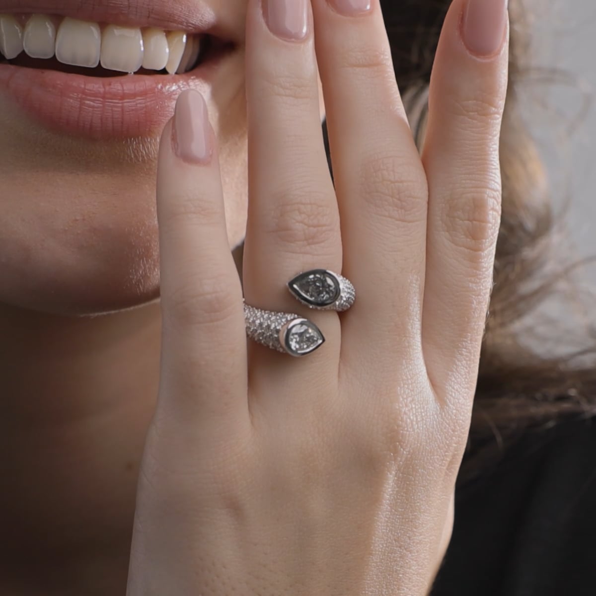 Anillo de derivación con pavé de diamantes cultivados en laboratorio en  forma de pera y flauta de 3 1/2 quilates, oro blanco de 14 k, E, VS1, image size:1200x1200