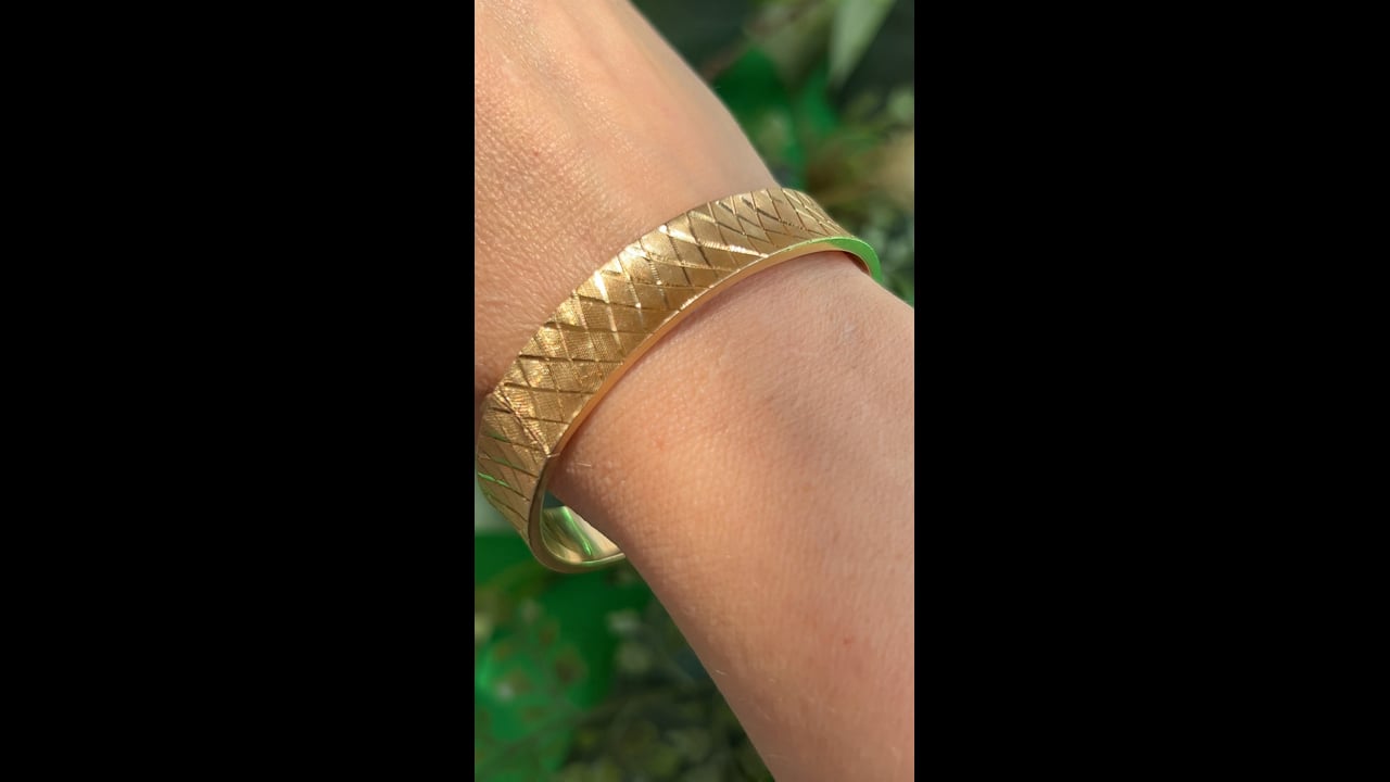 Textured Bangle Bracelet in 14k Yellow Gold – Filigree Jewelers