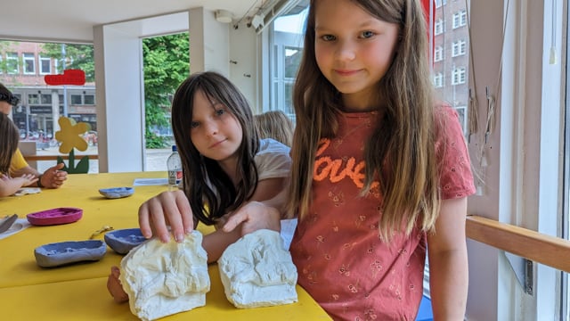 Kinder entdecken, wie ein Kunstkrankenhaus funktioniert