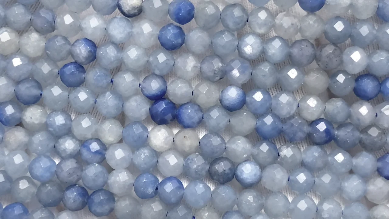 ブラジル産ブルークォーツ ラウンドカット4mm 1連（約37cm）｜天然石