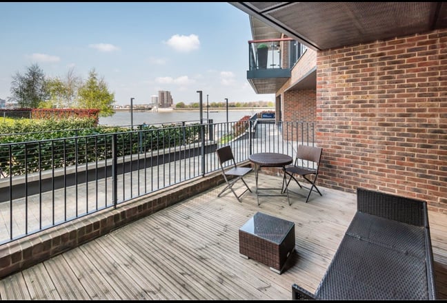 Riverside flat w balcony- bright room own bathroom Main Photo