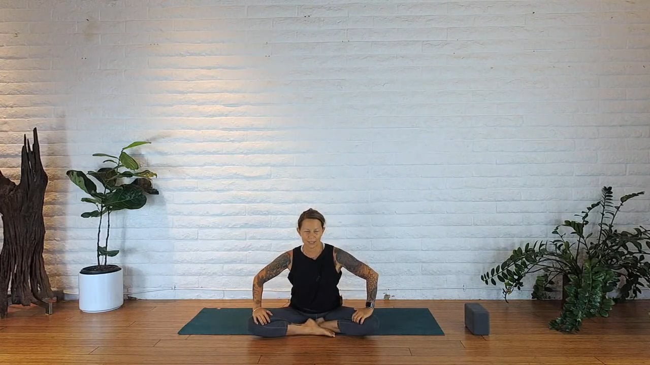 Watch 6 Yin Yoga with Denise-Bananasana, Dead bug, Square with twist Online Vimeo On Demand on Vimeo