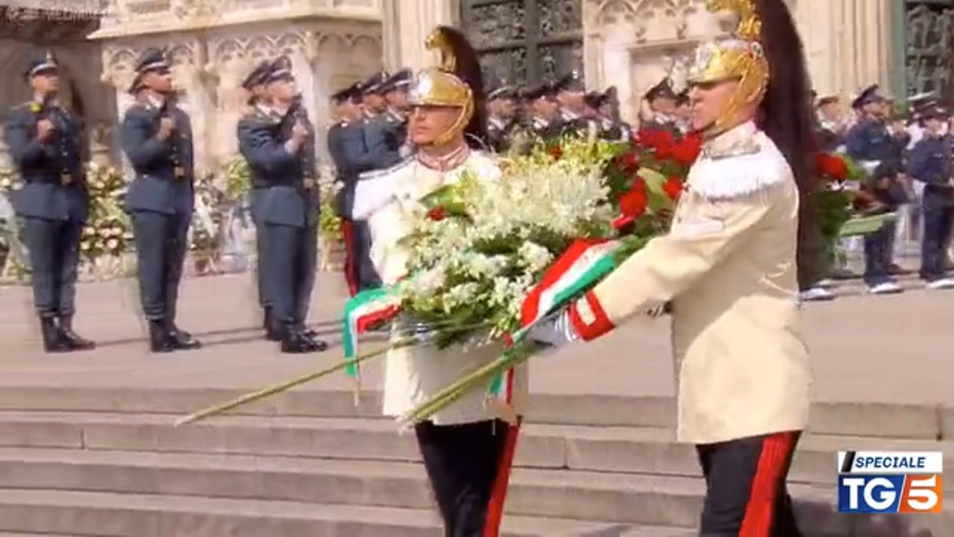 Festa per la morte di Berlusconi in uno spazio del Comune di Bologna