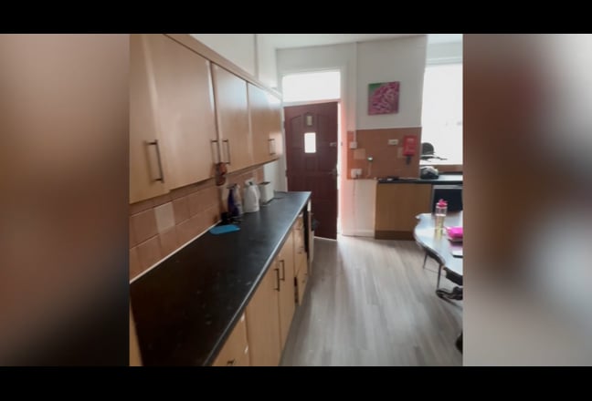 En Suite, All Incl, 1 mile to city,  Large Room Main Photo