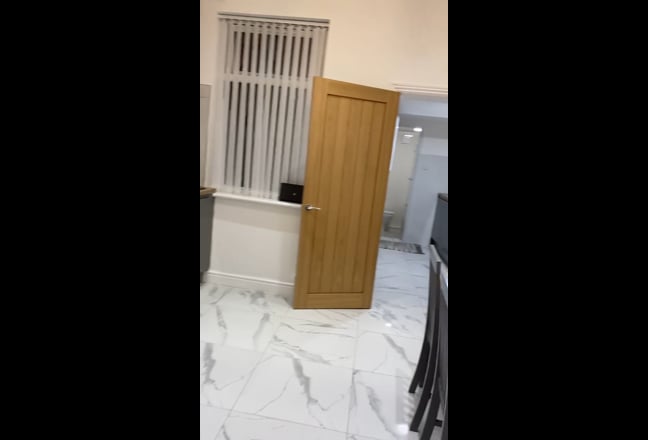 2 bedrooms whole house Altrincham WA14 5LQ Main Photo