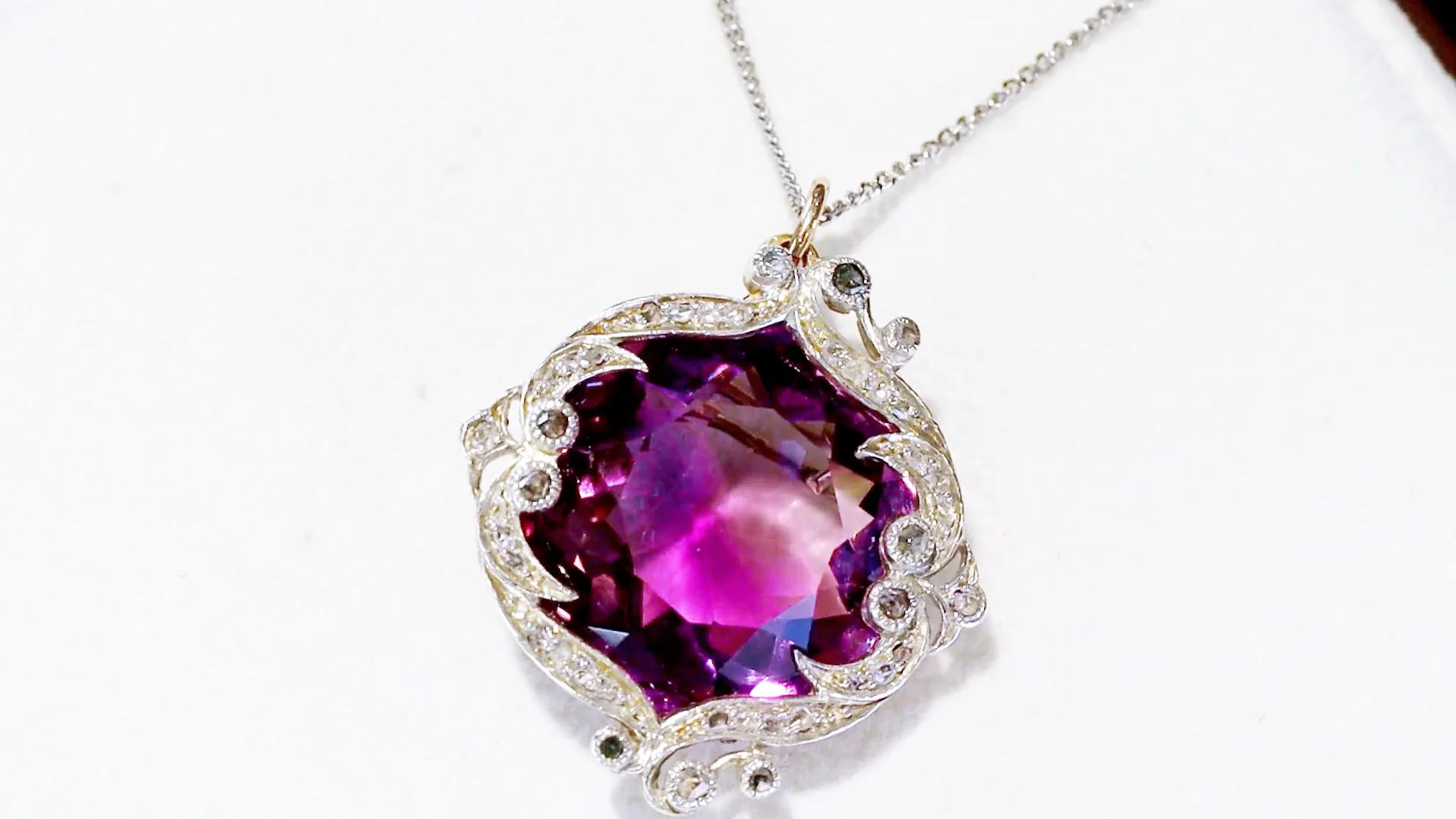 Pendentif En Or 18k Avec Améthyste Naturelle – Style Goutte, Cadre Torsadé – Bijou Vintage Porté
