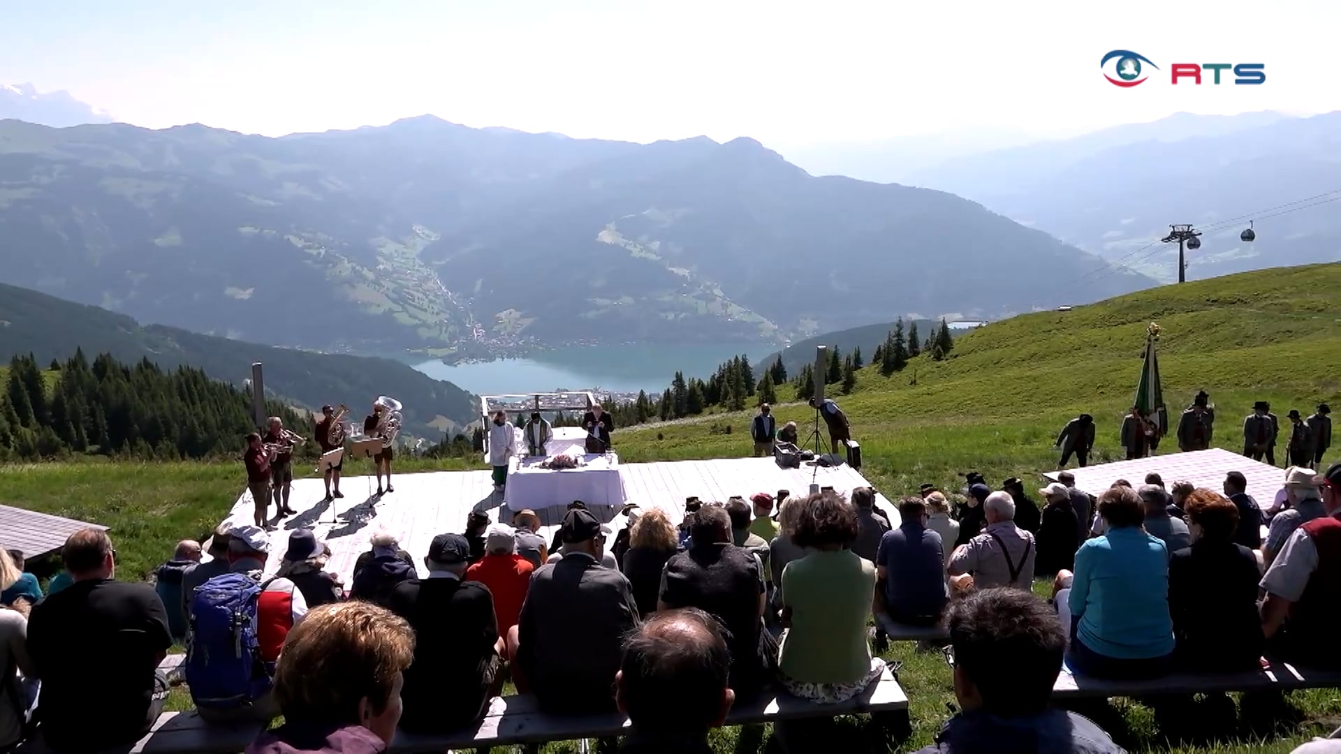 huepfburg-und-ranggel-turnier-beim-bergfest-auf-der-zeller-schmitten-feierten-grosse-und-kleine-kinder-mit-regionalen-schmanklern