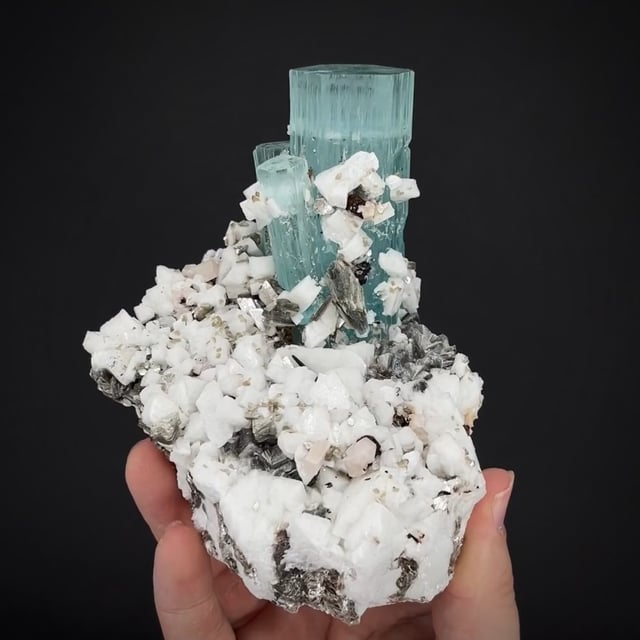 Aquamarine, Albite, Apatite and Muscovite