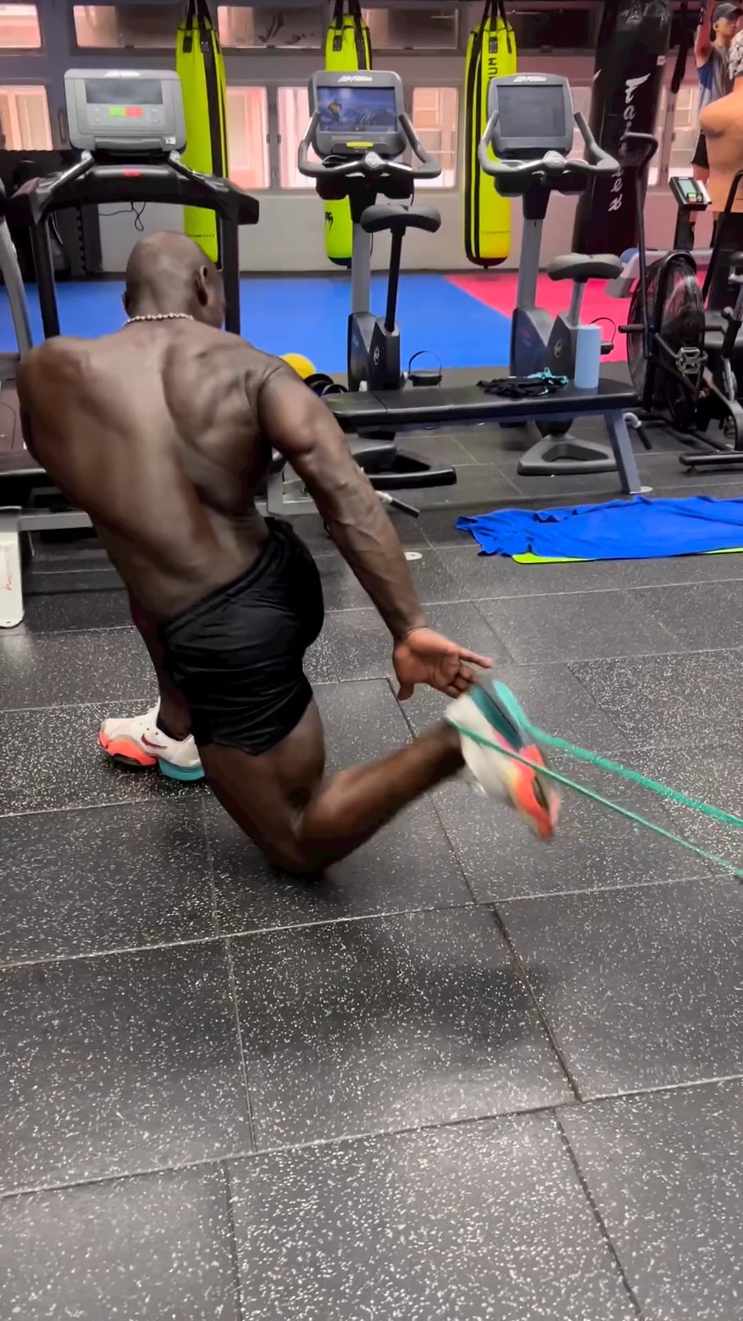 HALF KNEELING BANDED HAMSTRING CURL on Vimeo