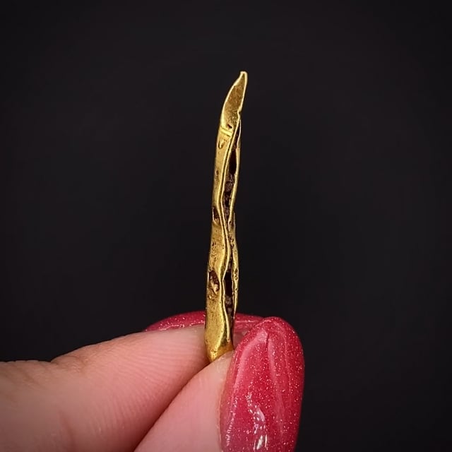 Gold - elongated crystal