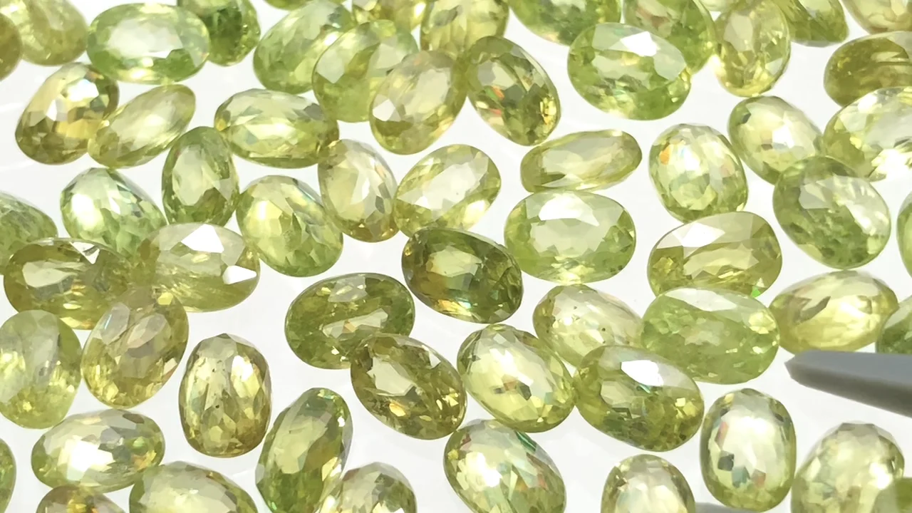 スフェーン（チタナイト） ルース オーバルファセットカット6×4mm 1粒