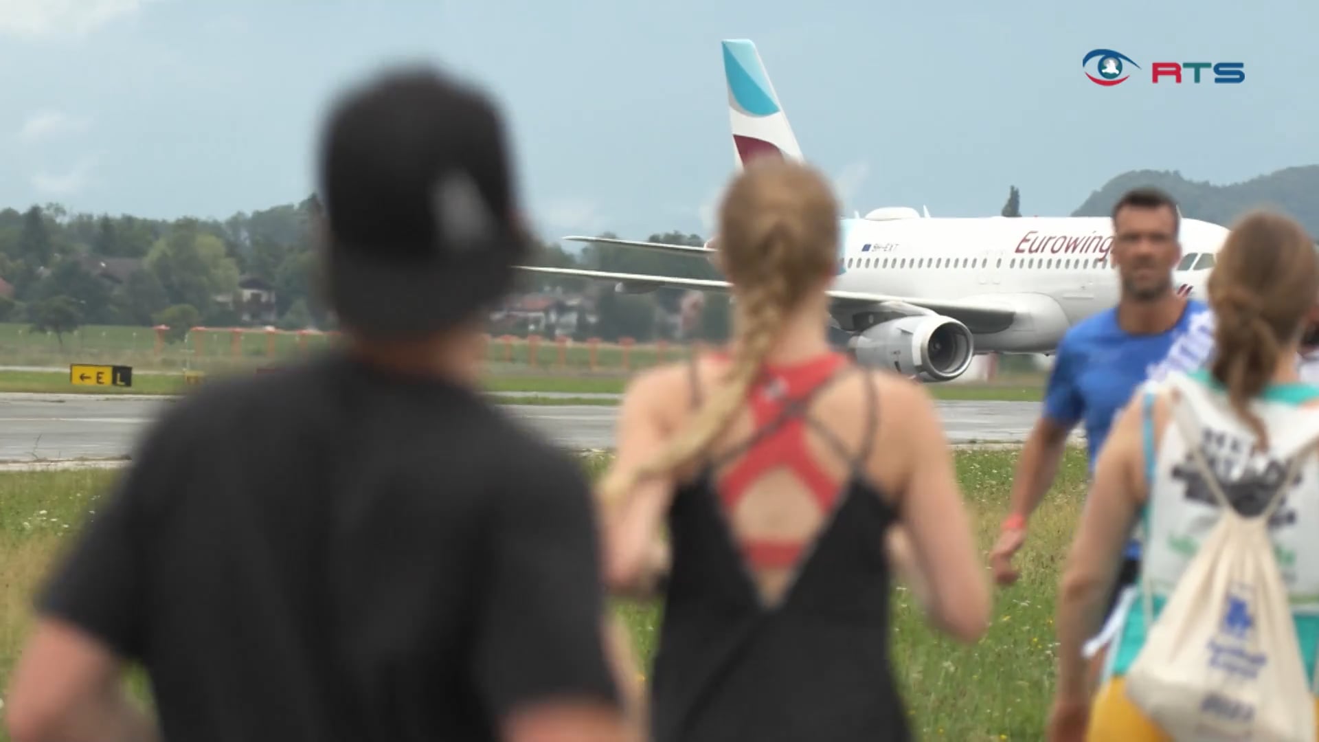 laufen-auf-der-landebahn-beim-salzburger-airportlauf-starten-nicht-nur-flugzeuge