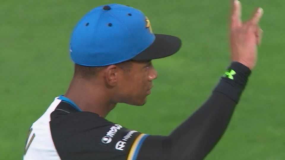 【2回表】まさにレーザービーム!! タッチアップを阻止するファイターズ・万波中正の強肩!! 2023年7月1日 北海道日本ハムファイターズ 対 オリックス・バファローズ