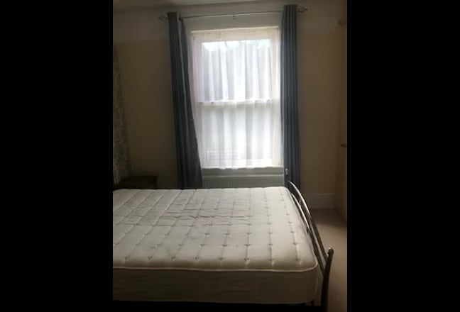 Clean and tidy double room near shops Main Photo