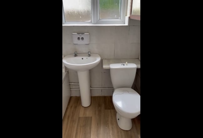 Newly decorated studio flat Worthing Main Photo
