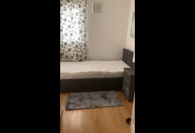 Single room to let. Available now Main Photo