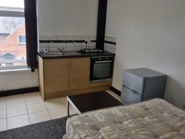 Studio Flat with Shared Bathroom Available to Rent Main Photo