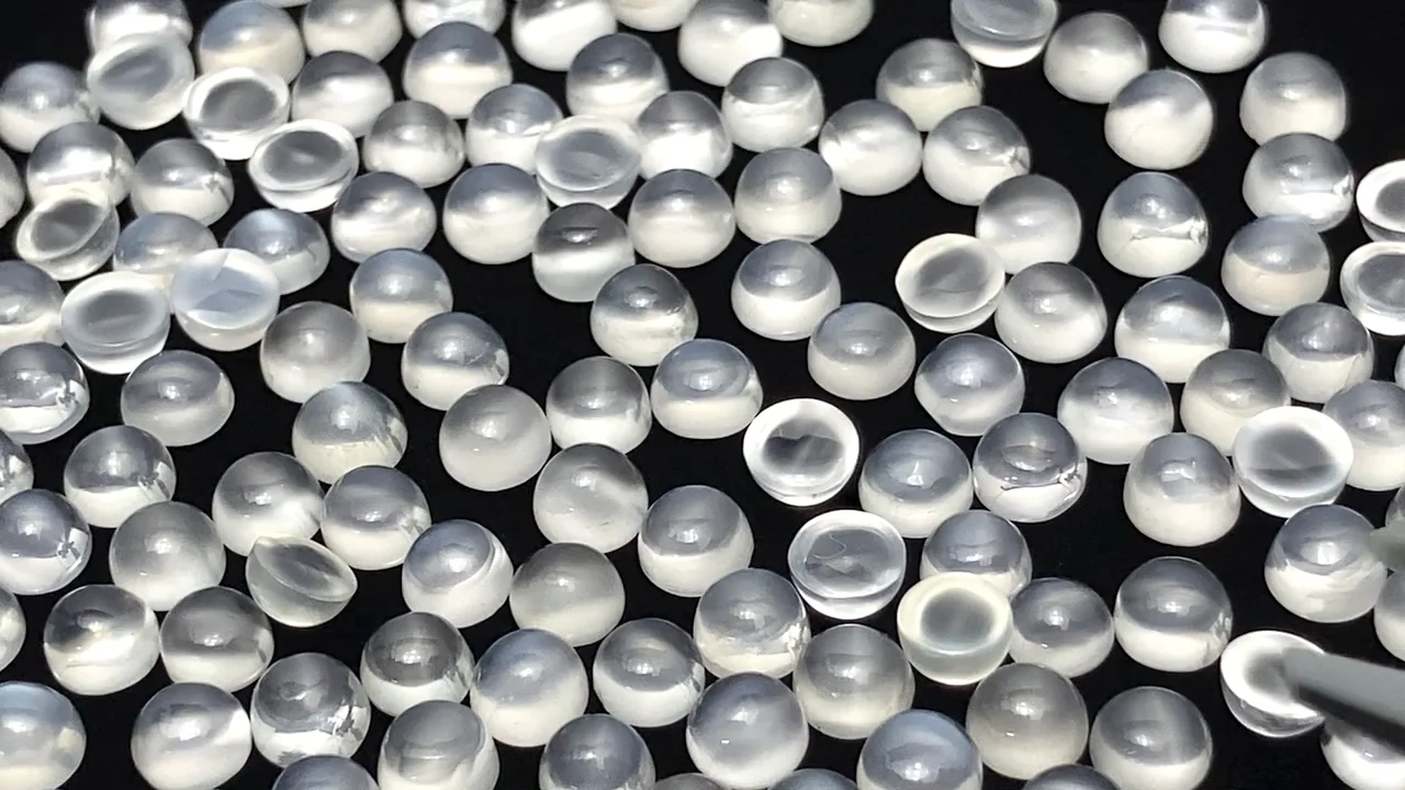 動画】ホワイトムーンストーンAAA ラウンド カボション4×4mm 10個