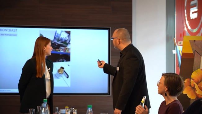 Industriefirma spielt Ramones oder Peter Alexander in der Produktion