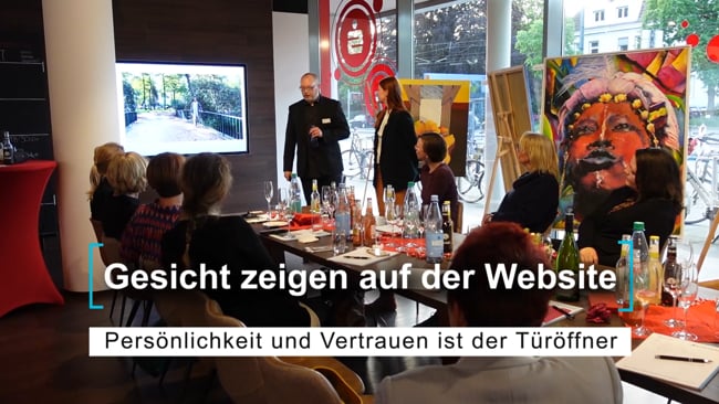 Videos auf Website zum Vertrauensaufbau und Gesicht zeigen