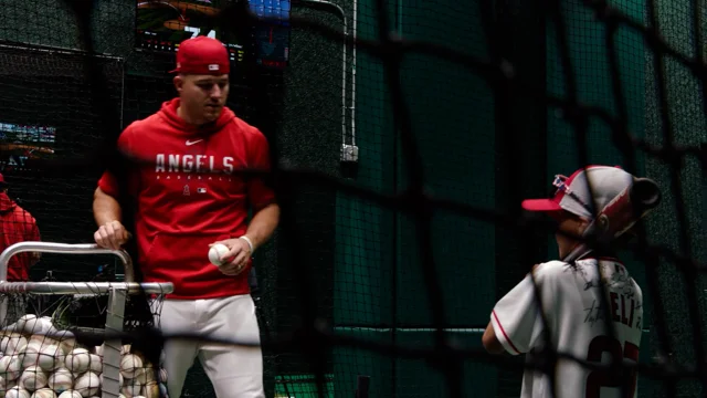Mike Trout fulfills young Iowan cancer survivor's dream with Make-A-Wish  experience