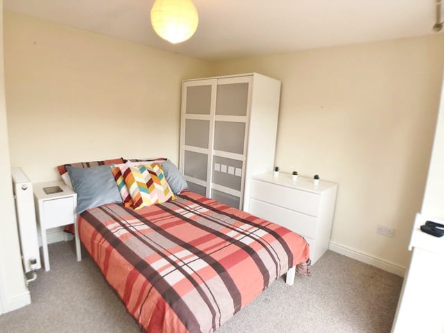 Video 1: Bright and Airy Ensuite Double Room