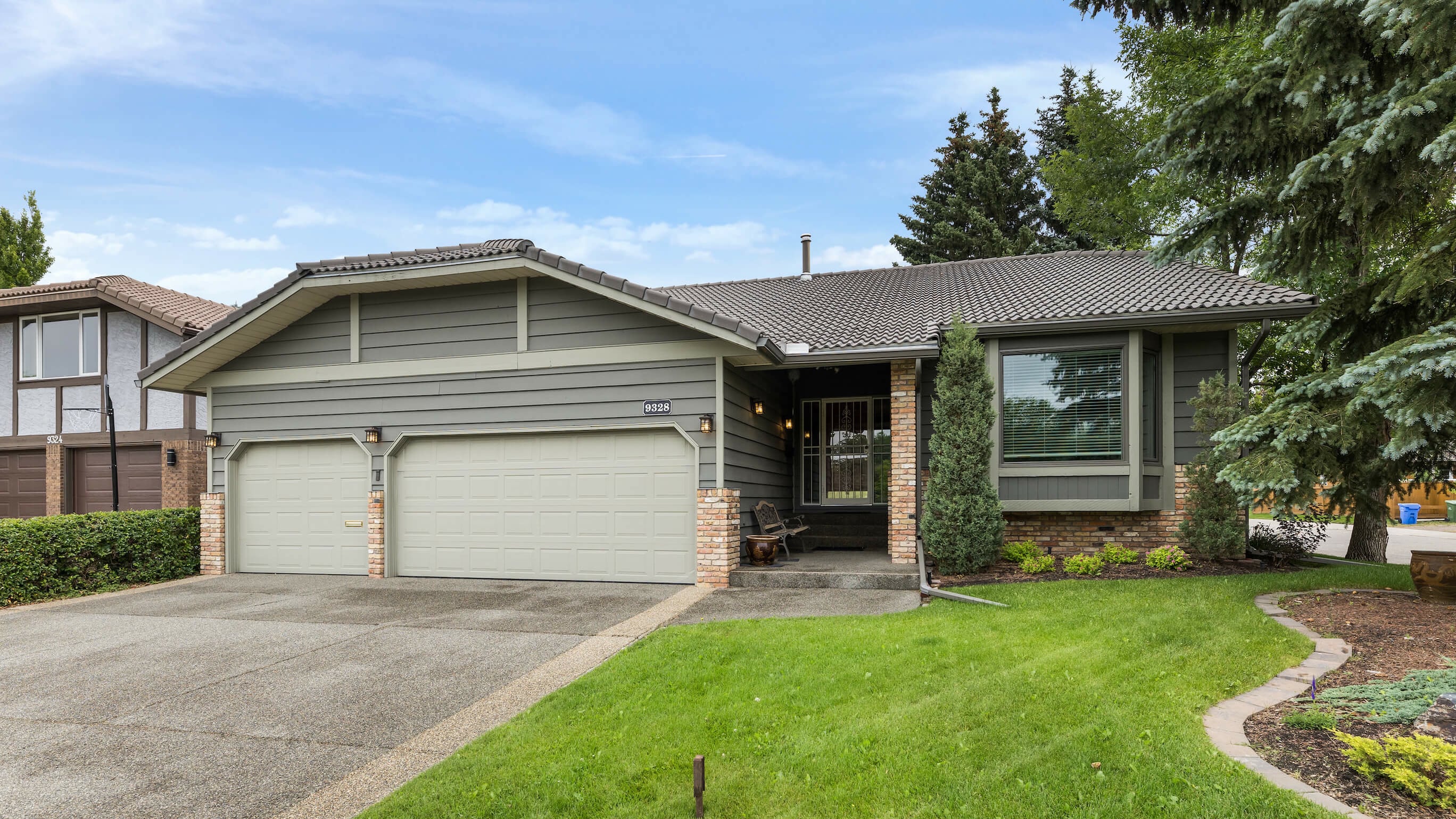 SOLD 9328 Oakmount Drive SW Oakridge, Calgary on Vimeo