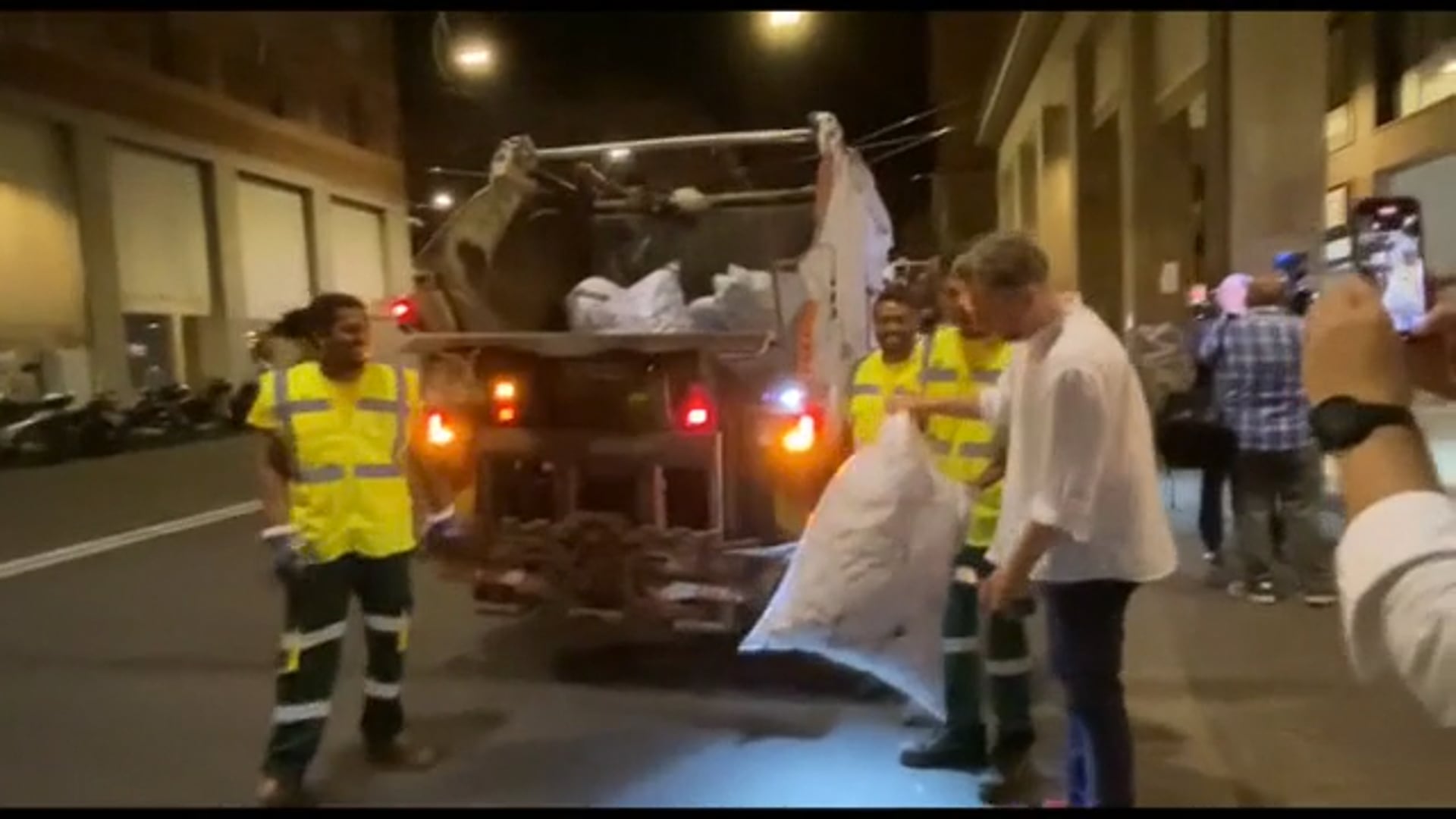 Porta A Porta Addio. Il Sindaco Lepore Getta Gli Ultimi Sacchi Della ...