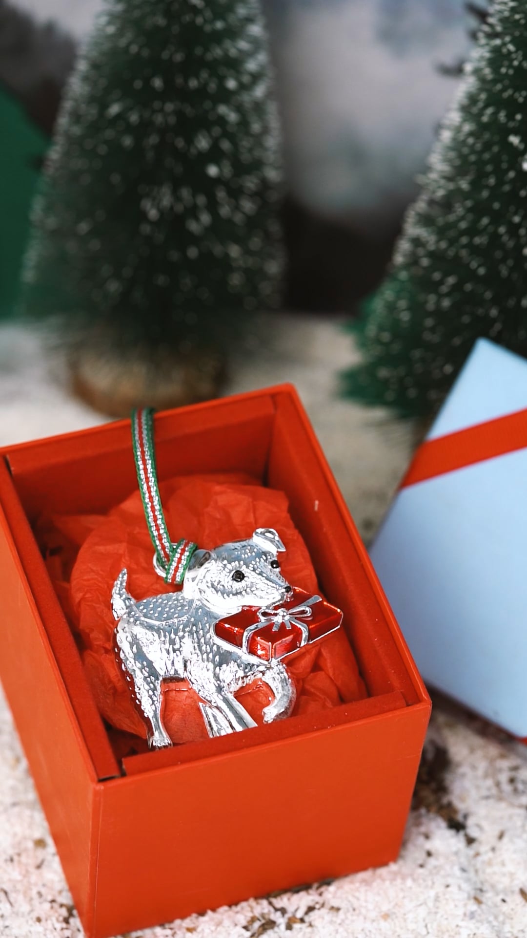 Louis Vuitton Christmas Tree on Vimeo